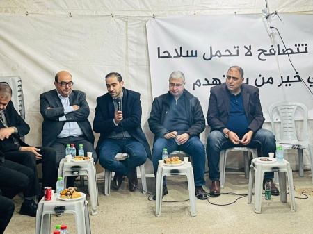 وفد التجمّع في خيمة الاعتصام باللد